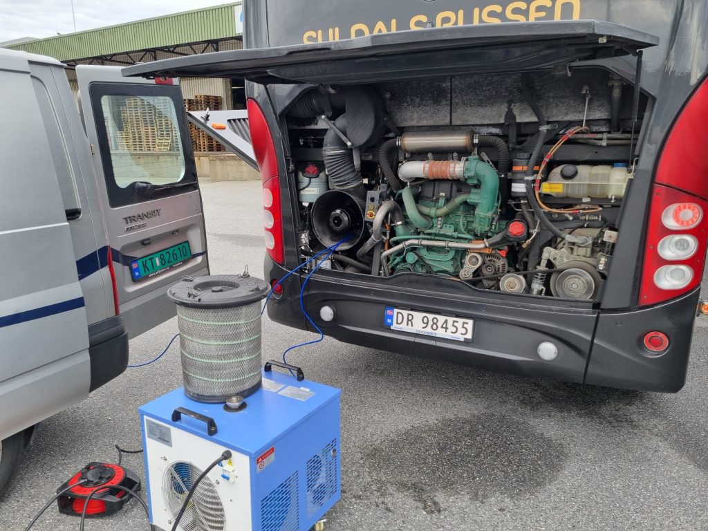 Vi vet at lastebiler og tunge kjøretøy samler sot, koks og karbon over tid. Når vi renser motorene, gjenoppretter vi kraften, reduserer drivstofforbruket og forlenger levetiden. Vi forklarer hvorfor, hvordan og når vi bør utføre karbonrens på tunge kjøretøy.